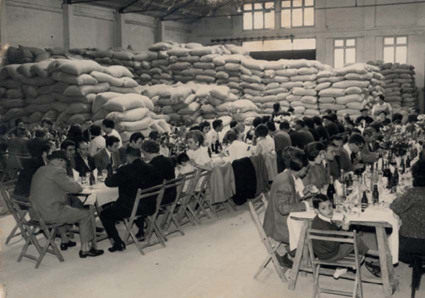 Grupo de personas comiendo